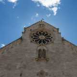 Presenta una particolare struttura a salienti, che riflette la maggiore altezza della navata centrale rispetto alle due navate laterali, con degli spioventi accentuati decorati con archetti pensili